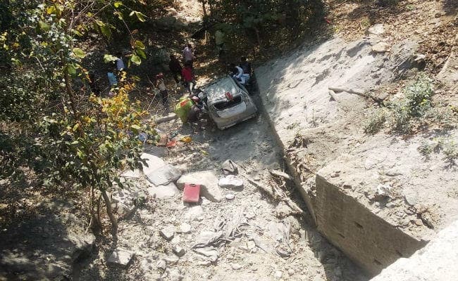 20 फीट गहरी खाई में गिरी कार - पति की मौत, पत्नी और बच्ची घायल