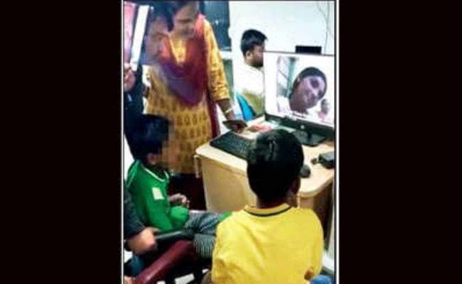 Its Emotional : पिता की 'हत्यारिन' मां को आठ साल बाद वीडियो कॉल पर देख जब रो पड़े बच्चे...