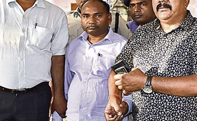 गया : घूस लेते एमवीआइ गिरफ्तार, घर से मिले 14.5 लाख कैश