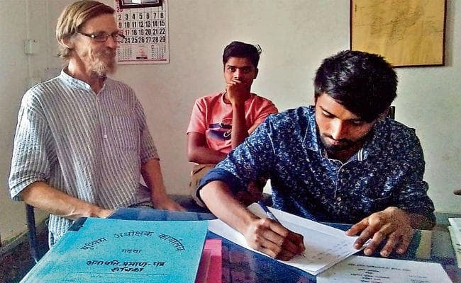 गढ़वा : ज्यां द्रेज लिये गये हिरासत में, तीन घंटे में हुए रिहा, राहुल ने कहा, गरीबों के लिए काम करने वालों के खिलाफ भाजपा ने युद्ध छेड़ा