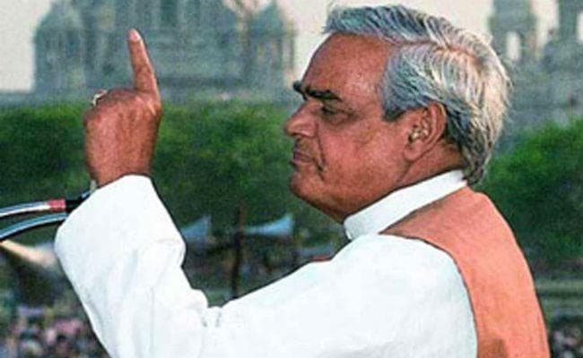 11वीं लोकसभा ने देखे तीन प्रधानमंत्री, 13 दिनों में गिर गयी थी वाजपेयी सरकार