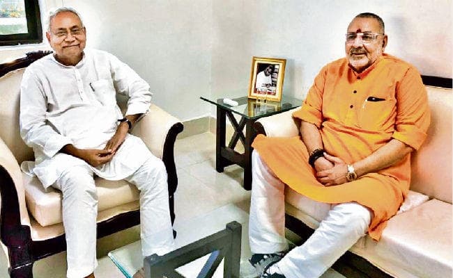 पटना : ....जब मुख्यमंत्री से मिले गिरिराज, कहा- पार्टी से कभी नहीं था नाराज, छह को बेगूसराय से भरूंगा पर्चा