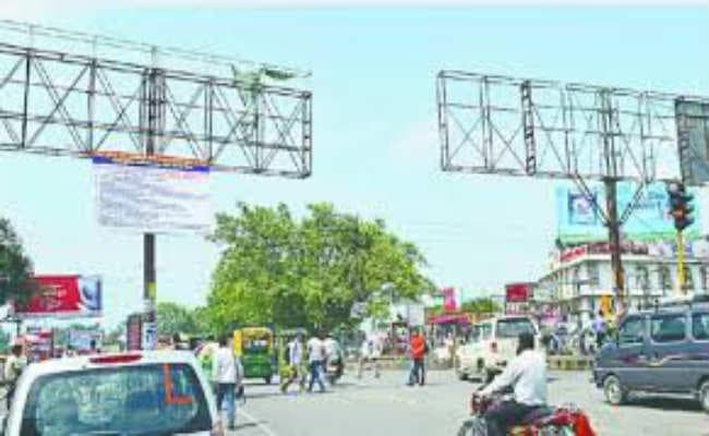 नगर परिषद ने चलाया होर्डिंग हटाओ अभियान