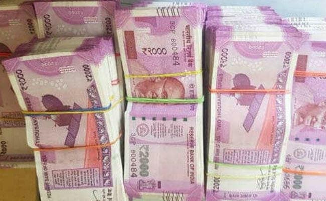 पिठोरिया में एसयूवी से 30 लाख और रांची एयरपोर्ट से नौ लाख रुपये बरामद