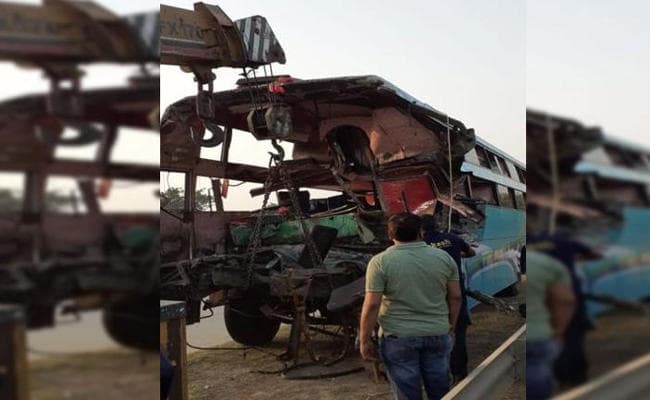 Yamuna Express Way पर बस ने मारी ट्रक को टक्कर, आठ लोगों की मौत