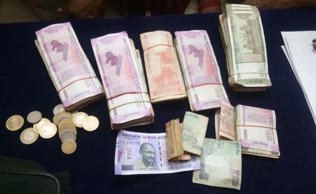 VIDEO : बोकारो में पुलिस ने 1.27 लाख रुपये के साथ युवक को पकड़ा