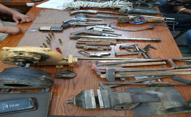 Big Action : सहरसा में पुलिस ने मिनी गन फैक्टरी पर छापेमारी, अवैध हथियारों का जखीरा बरामद