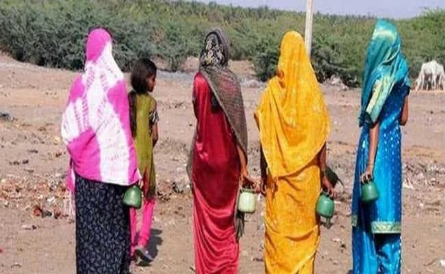 सांसद बाबुल सुप्रियो के गोद लिये गांव में ग्रामीण खुले में शौच को विवश