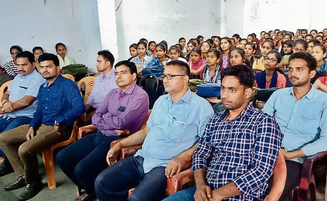 प्रभात खबर का ''वोट करें, देश गढ़ें'' संवाद : कार्यक्रम में जुटे लोग बताया, अंगुलियों में छिपा है लोकतंत्र की मजबूती का राज