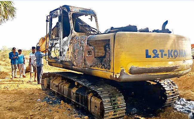 औरंगाबाद में नक्सलियों ने तीन पोकलेन मशीनें फूंकीं