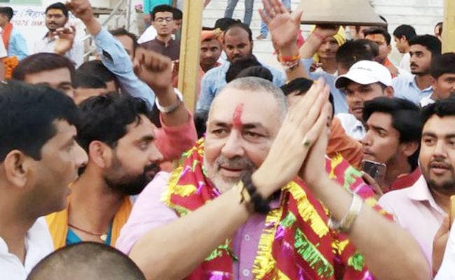 बेगूसराय में गिरिराज गरजे, कहा- हमारी लड़ाई विकृत मानसिकता के खिलाफ, जिग्नेश को लेकर उठाये सवाल