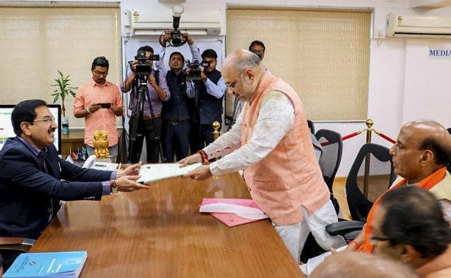 भाजपा अध्यक्ष अमित शाह ने गांधीनगर से लोकसभा के लिए भरा पर्चा, कई बड़े नेता मौजूद