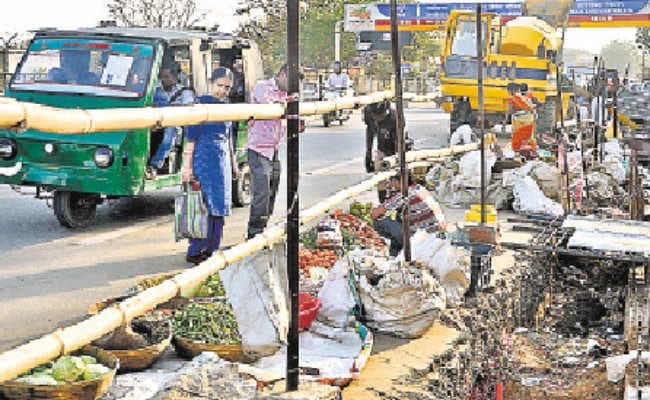 बीच सड़क पर लगती है सब्जी की मंडी, जाम से लोग परेशान