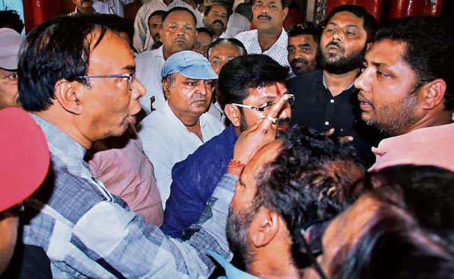 पुरानी समिति को बहाल करने पर हुआ हंगामा, हाथापाई की आयी नौबत