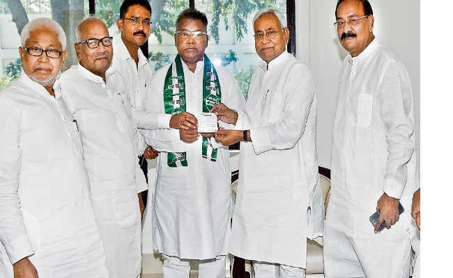 पूर्व सांसद ने कहा - झारखंड में चाहते हैं नीतीश का सुशासन मॉडल, सालखन मुर्मु जदयू में हुए शामिल