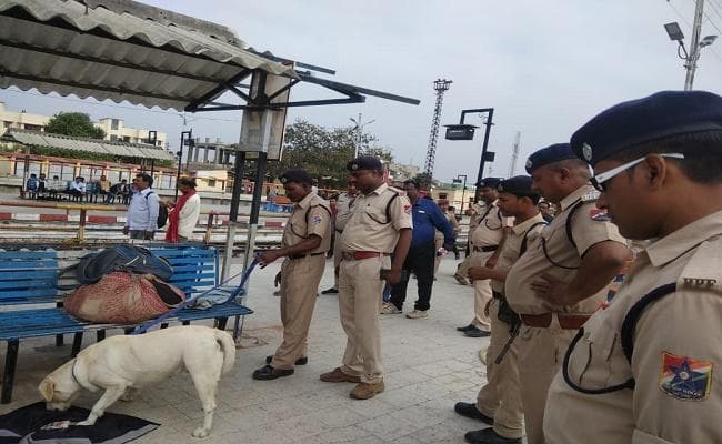 खुद को ISI का एजेंट बता फोन पर दी चार महत्वपूर्ण स्टेशनों को बम से उड़ाने की धमकी