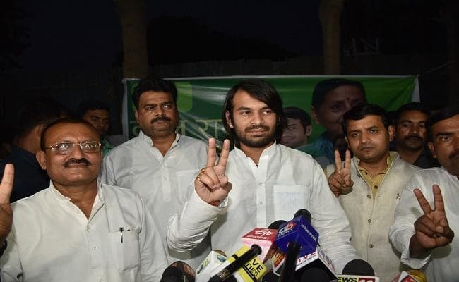 ''बागी'' तेज प्रताप का बड़ा एलान, सारण सीट से ससुर चंद्रिका राय के खिलाफ निर्दलीय लड़ेंगे चुनाव