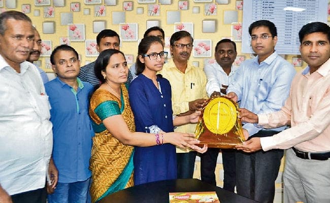 इंटर साइंस में स्टेट टॉपर रोहिणी व पवन को स्कूल में किया गया सम्मानित, कहा मेहनत व प्लानिंग के साथ पढ़ाई ने दिलायी सफलता