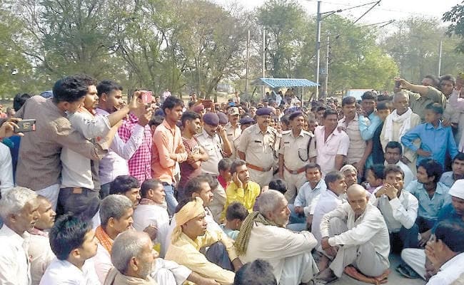 गया में ट्रेन की चपेट में आने से एक परिवार के 3 की मौत, इधर, छपरा-बलिया रेलखंड पर आज से शुरू होगी ट्रेनों की आवाजाही