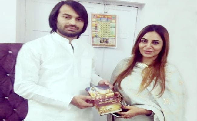 Big Boss फेम अर्शी खान ने तेज प्रताप यादव से की मुलाकात, तेज प्रताप ने भेंट की भगवद् गीता, अर्शी खान ने कहा…