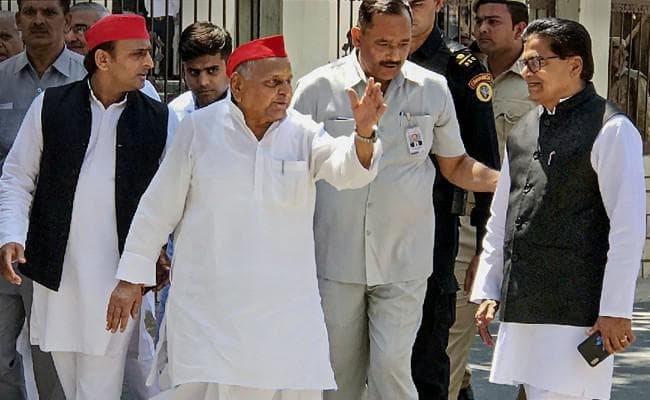 एक़ कार भी नहीं है मुलायम सिंह यादव  के पास, बेटे से लिया है दो करोड़ का कर्ज