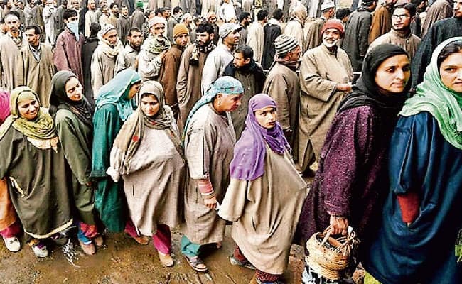 चुनावी सभाओं से खूब कमाई कर रहे प्रवासी श्रमिक, चेहरा ढक कर प्रचार करने की मजबूरी, जान की है परवाह