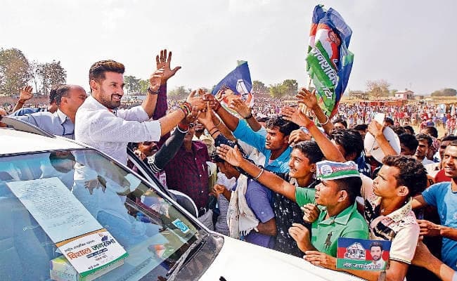 जमुई : कड़ी धूप के बाद भी घंटों जमे रहे लोग