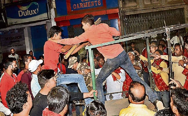 रांची : मंगलवारी जुलूस के दौरान हुआ मामूली विवाद, दो गुटों में भिड़ंत