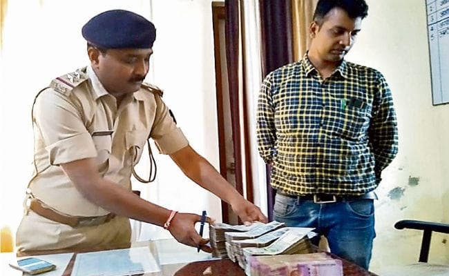 गोपालगंज में छापा, एकाउंटेट की ससुराल से 39 लाख जब्त