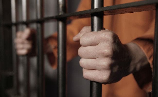 बंदूक स्कूल में लेकर पहुंचा बेटा, मां को भेजा गया जेल