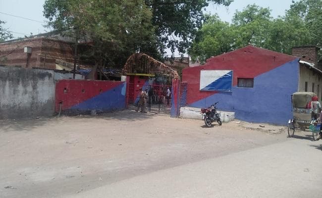 बिहार : जेल से अपना गिरोह चलाते हैं कैदी, छापेमारी में मोबाइल बरामद