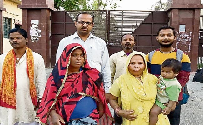 पटना : ढाई साल से बिछड़ी विक्षिप्त सीता को डाक विभाग ने परिवार से मिलाया, पति ने रचा ली दूसरी शादी पटना : ढाई साल से बिछड़ी विक्षिप्त सीता को डाक विभाग ने परिवार से मिलाया, पति ने रचा ली दूसरी शादी
