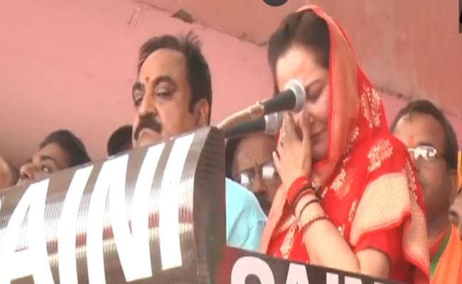 VIDEO: भाषण के दौरान रोने लगी अभिनेत्री जयाप्रदा, कहा- मुझपर करवाया जाता तेजाब से हमला इसलिए...
