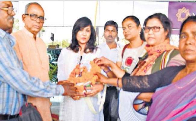 केदला : दिल्ली से लायी गयी रमणिका गुप्ता की अस्थियां, चुटूआ नदी में किया प्रवाहित