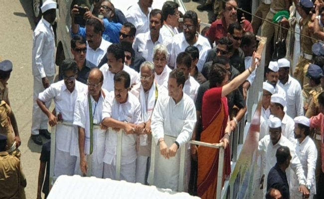 VIDEO वायनाड: राहुल गांधी के रोड शो में हादसा, कई पत्रकार ट्रक से गिरे, तीन घायल