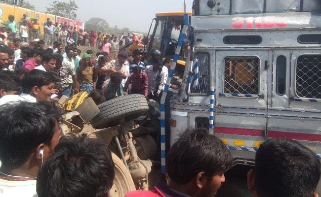 झारखंड में NH33 पर गंगा होटल के पास कार को ट्रक ने मारा धक्का, एक की मौत, कई घायल