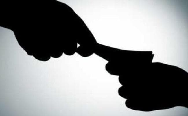 बिहार : रिश्वत लेते जिला शिक्षा पदाधिकारी कार्यालय का लिपिक गिरफ्तार