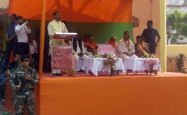 CM रघुवर दास ने गुमला में लगाया ''जय सरना'' का नारा, कहा : सरकार बनाते ही सरना कोड होगा लागू