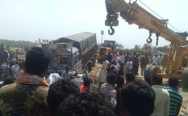 इचाक में ट्रक-स्कार्पियो की सीधी टक्कर, रेलवे ठेकेदार की मौत, चालक गंभीर