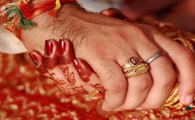 भीड़ ने महिला और उसके प्रेमी की जबरन करायी शादी, वीडियो वायरल