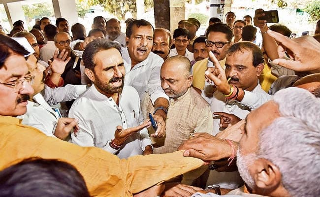 पटना : टिकट नहीं मिलने पर हंगामा, निखिल समर्थकों की गोहिल से नोक-झोंक