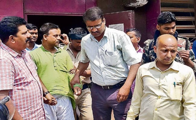 पश्चिमी चंपारण :1.77 लाख घूस लेते शिक्षा विभाग का प्रधान लिपिक गिरफ्तार