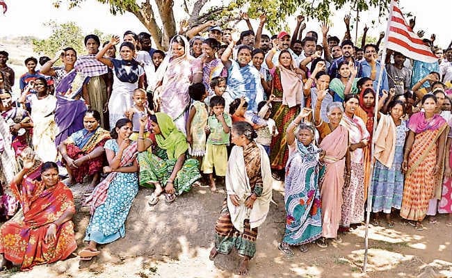 रांची : नयाटोली में जमीन की नापी करने पहुंची निगम-जुडको की टीम, लोगों ने किया विरोध, कहा, जान दे देंगे, लेकिन फ्लैट नहीं बनने देंगे