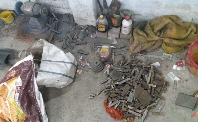 कोलकाता में अवैध हथियार फैक्ट्री का पता चला, 90 पिस्तौल बरामद, सात गिरफ्तार