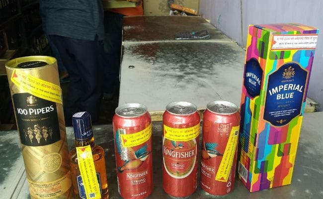 कोडरमा : जिला प्रशासन की अनोखी पहल, शराब की बोतलों पर मतदान का संदेश