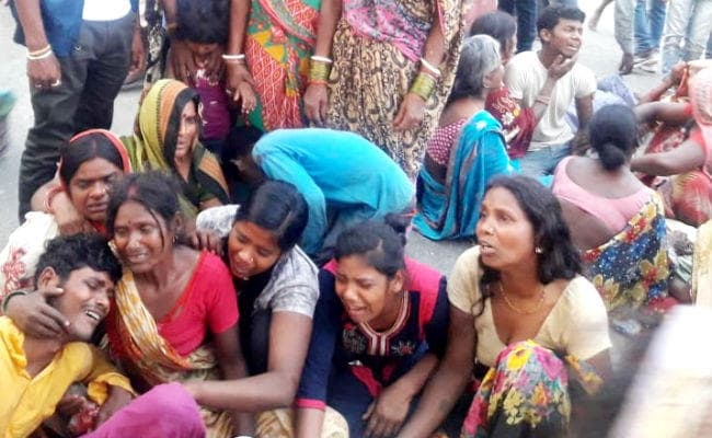 बेगूसराय में दर्दनाक हादसा : सड़क किनारे ताश खेल रहे लोगों को ट्रक ने रौंदा, सात लोगों की मौत