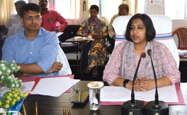 चुनाव की तैयारी एवं सुरक्षा को लेकर उपायुक्त ने अधिकारियों के साथ की समीक्षा बैठक