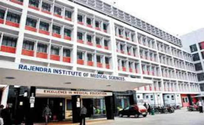 रिम्स निदेशक के खिलाफ डॉक्टरों ने मोर्चा खोला, सामूहिक वीआरएस की धमकी दी