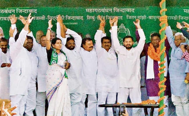 राजद की चुनावी सभा, तेजस्वी ने कहा - मोदी चौकीदार, तो देश की जनता थानेदार, सबक सिखायेगी