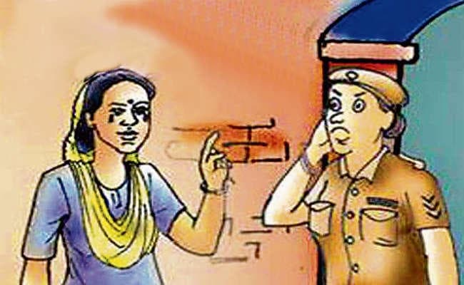 छापा मारने गयी अफसर पर हमला, वर्दी फाड़ी, दांत भी काटा